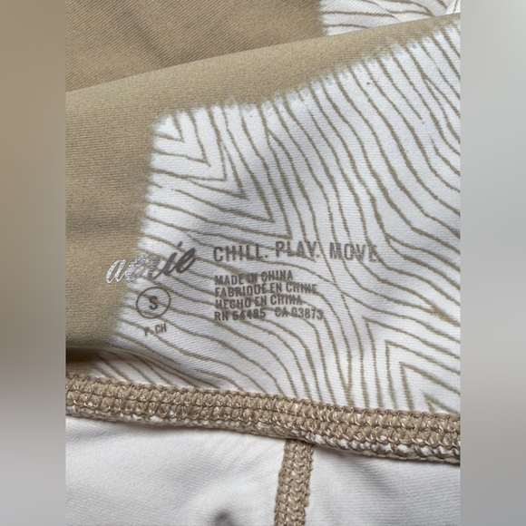 Aerie Chill Play Move High Waisted Geometic White Beige Tan Legging Size Small - Picture 11 of 11